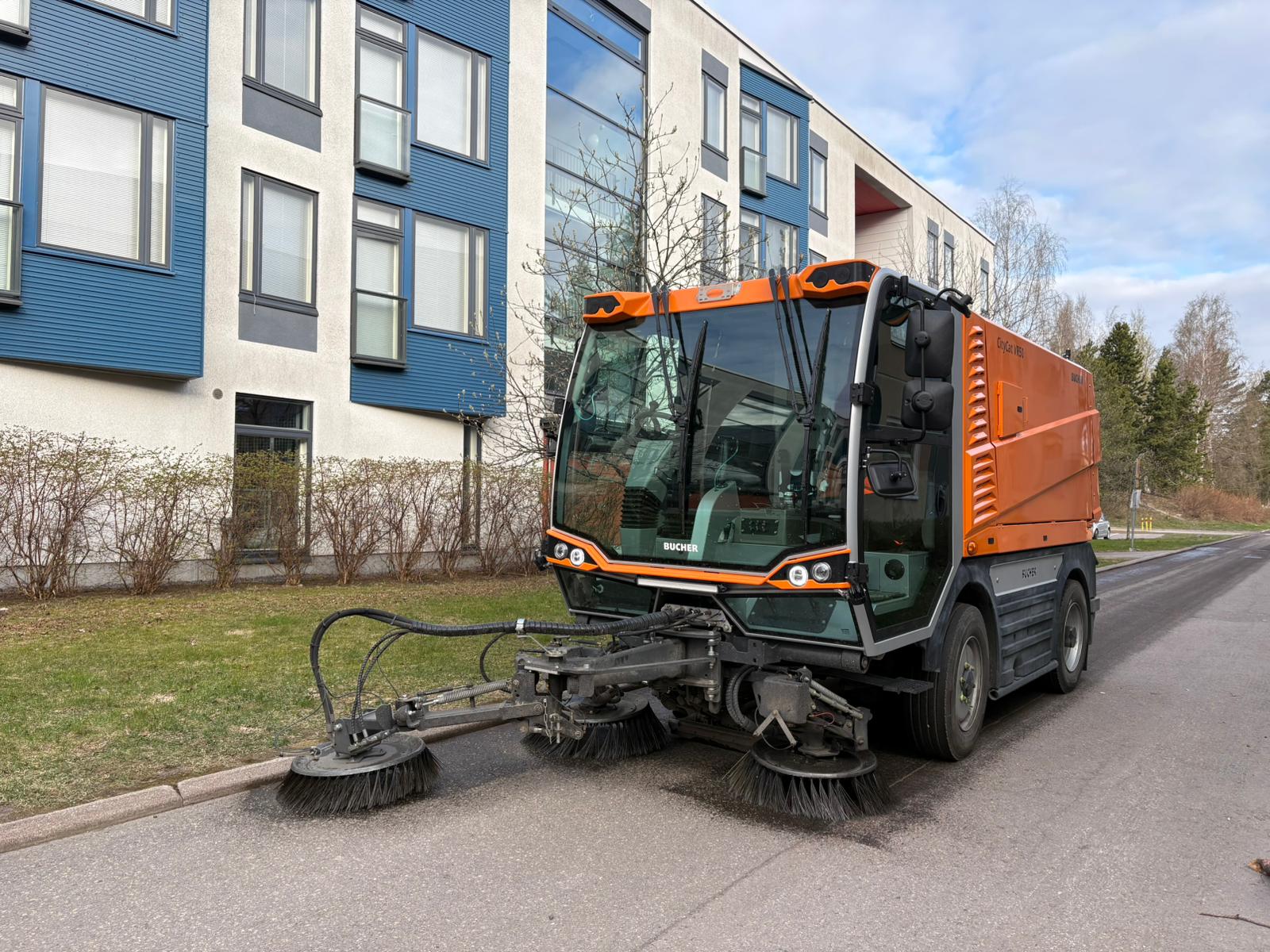 Imulakaisuauto poistaa pölyä ja hiekkaa Helsingissä kerrostalon edustalla